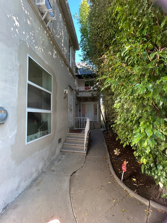 Building Photo - 850 S Kenmore Ave Unit 850