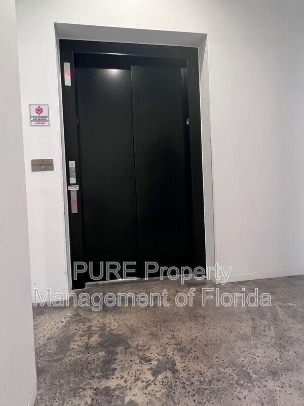 Photo - 302 SE Broadway St