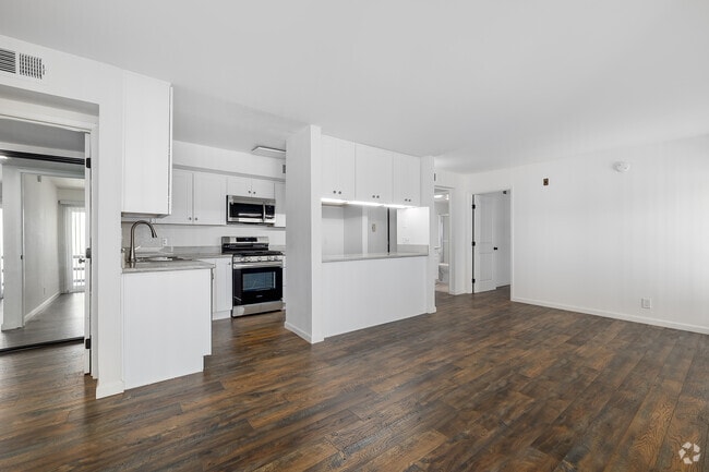 2BR, 2BA - 900SF - Kitchen