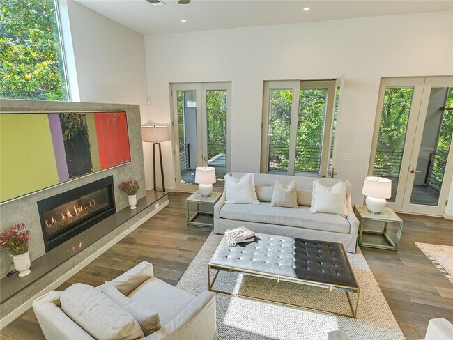 Photo - 1107 W 31st St