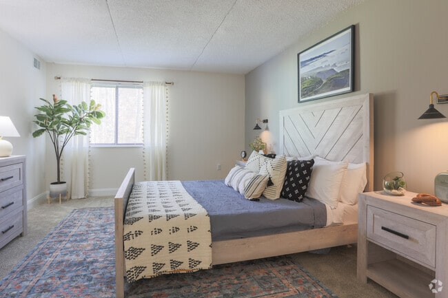 2BR, 2BA - 1,050SF