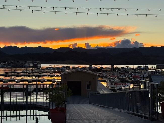 Building Photo - Riverfront 2BR Condo Great Views, Luxury Furnished incl UTILITIES Unit F5