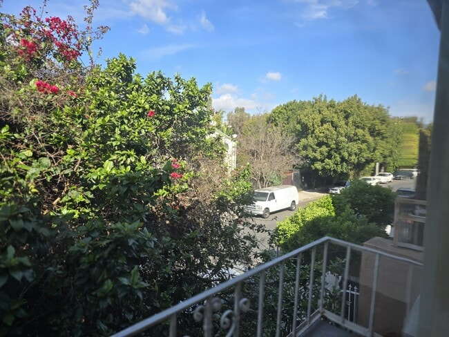 Serene view overlooking Conway Recodring studios - 608 N St Andrews Pl Unit 6