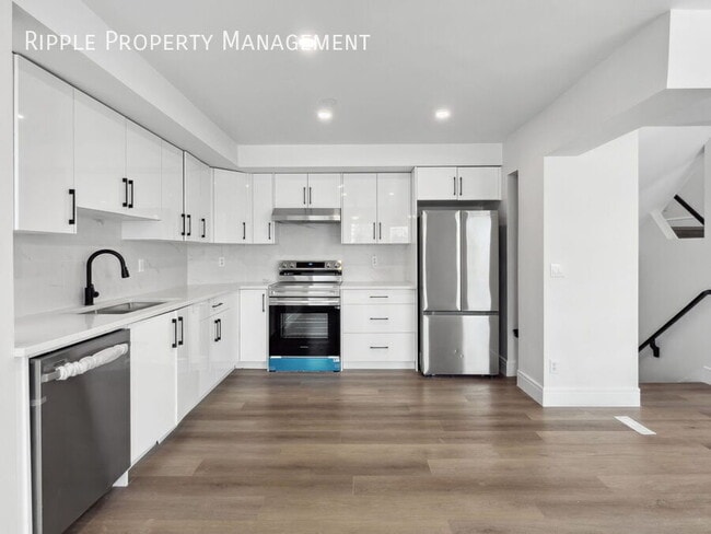 Building Photo - AMAZING 4 BEDS/ 3 BATHS HOUSE