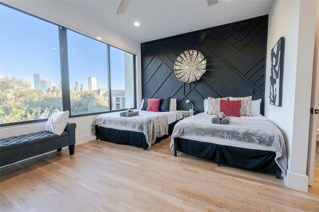 Photo - 709 Memorial Heights Dr