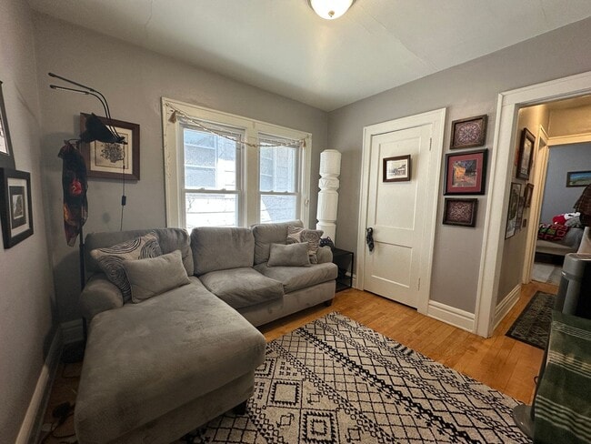 Building Photo - 205-207 S Henry St Unit D