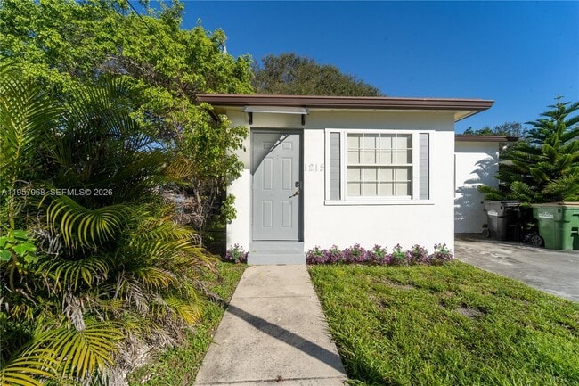 Building Photo - 1215 NE 127th St