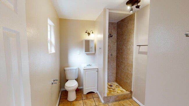 Photo - Centrally located studio apartment. Utilit... Unit 1450  4