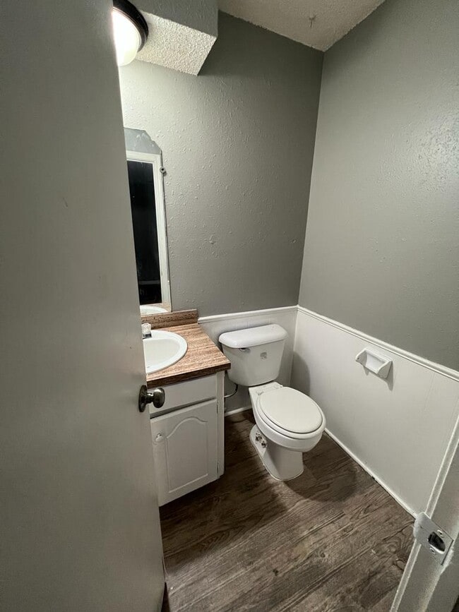 Photo - 220 W Shadywood Dr