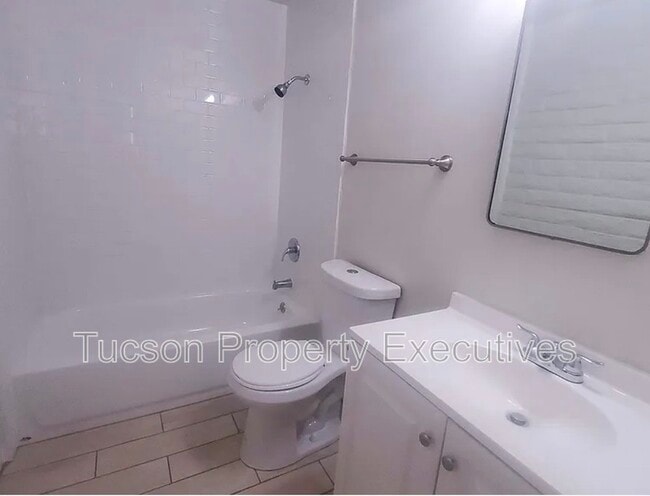 Photo - 319 E Blacklidge Dr