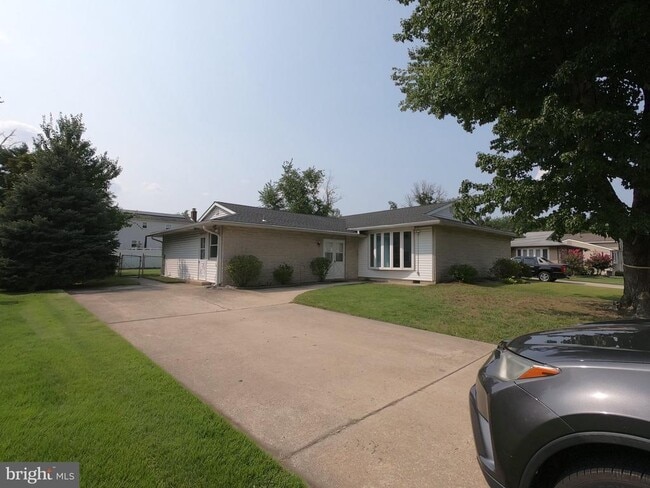 Photo - 436 Suffolk Dr