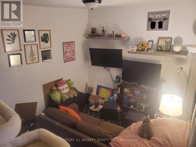 Photo - 134 Simcoe St S Unit 2