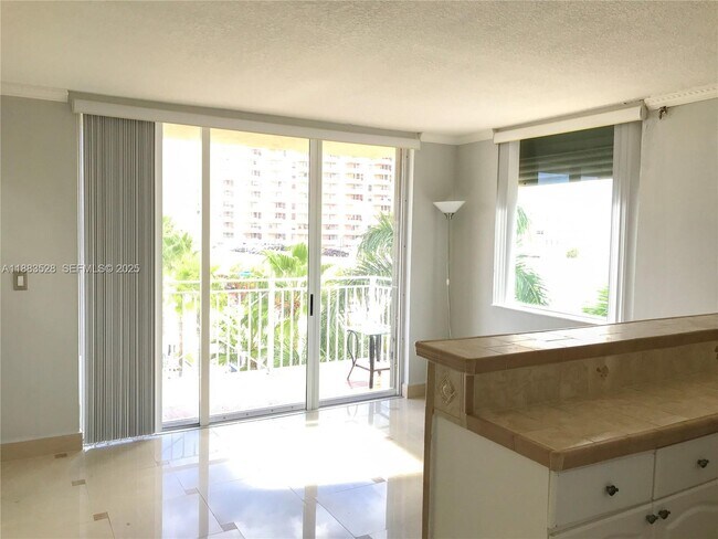 Photo - 2642 Collins Ave Unidad 406