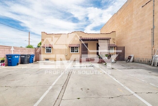 Building Photo - 2 Bed 1 Bath Unit for Rent in East Los Angeles Parking Available