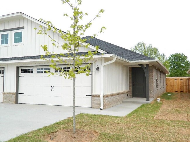 Photo - 2 Bedroom 2 Bath Duplex Close To Tinker AFB House