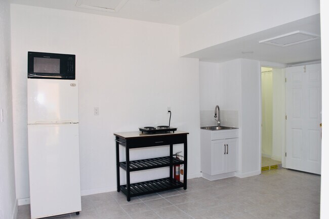 Cocina pequeña y puerta del baño - 851 SW 49th Ter Unidad A