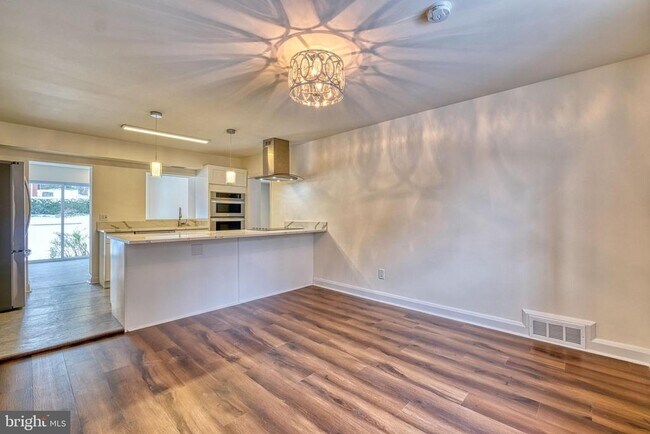 Photo - 902 Stevenson Ln