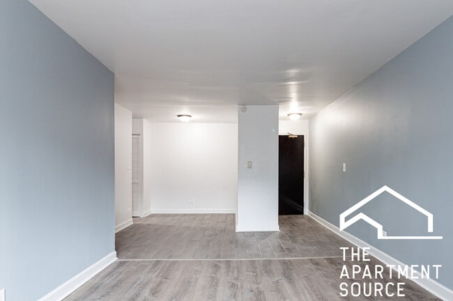 Photo - 3825 N Pine Grove Ave Unit 319