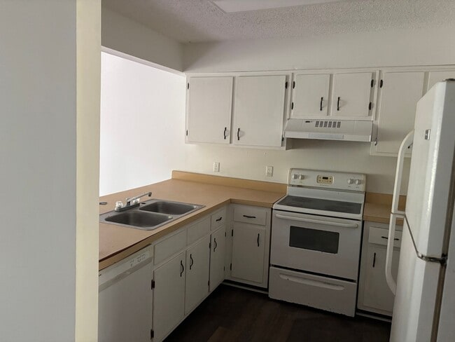 Photo - 3 bed 2 bath spacious townhome in ideal area