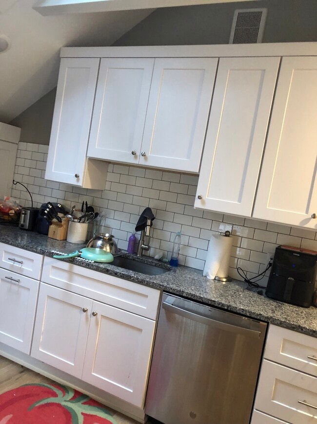 Photo - 552 Union St SE