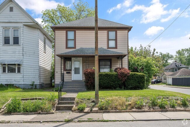 Building Photo - Large 4 Bedroom Home