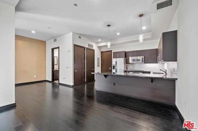 Building Photo - 655 S Hope St Unit 1006