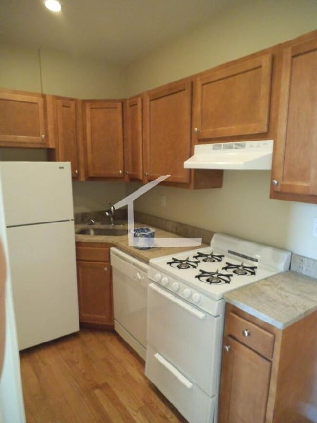 Building Photo - Updated 3 Bedroom Available 4/15/26- On the Green Line