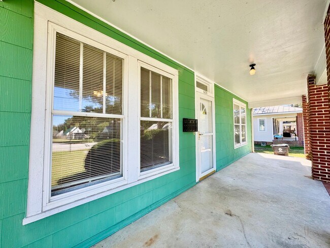 Photo - Come Check Out This Adorable Home!