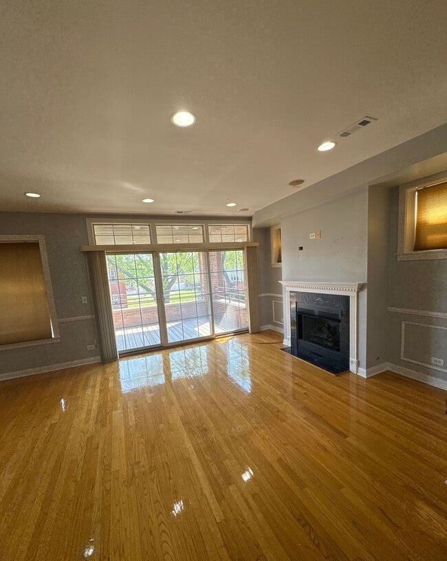 Photo - Beautiful 3 bedroom 2 bathroom condo In Near Presidential Library
