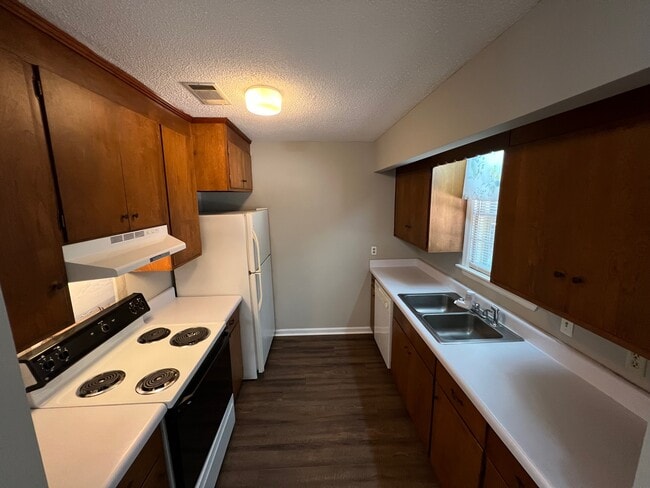 Photo - 212 Henderson St