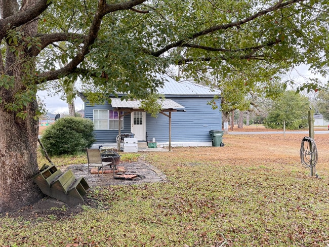 Photo - 205 Baker St