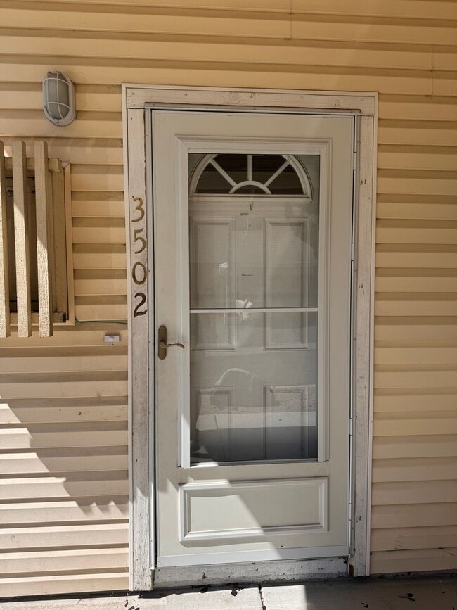 Building Photo - 3 Bedroom 2 bathroom Home for Rent -Lesley Reilly Property