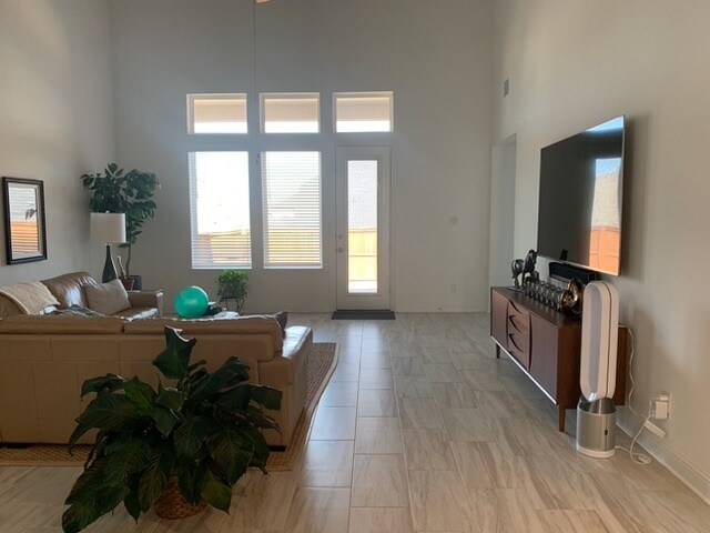 Living Space - 1513 Hamlisch Ave