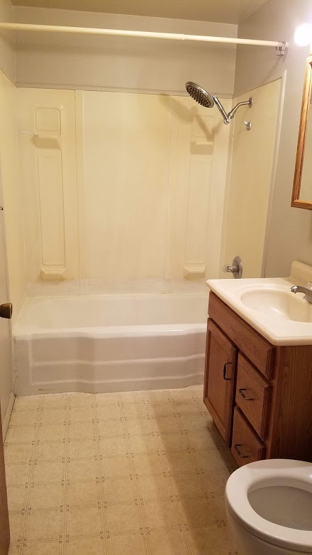 Bathroom has Tub/ shower - 1301 Grace Ave Unit 2