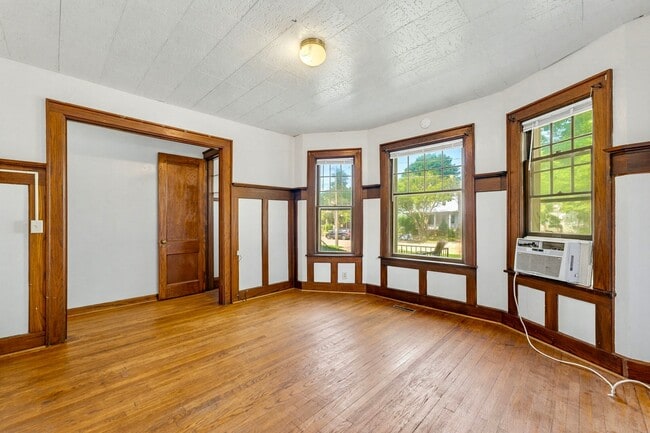 6335 7th Ave Unit Lower