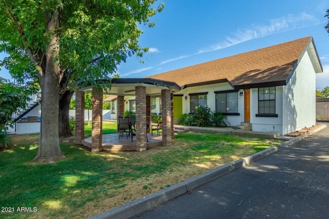 Building Photo - 2215 W Augusta Ave