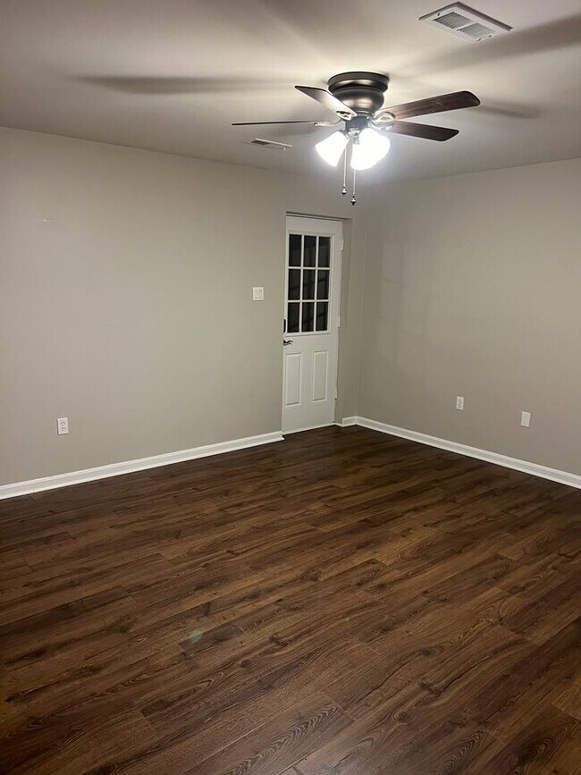 Spacious Newly Renovated Basement with Pri... - Spacious Newly Renovated Basement with Pri... House