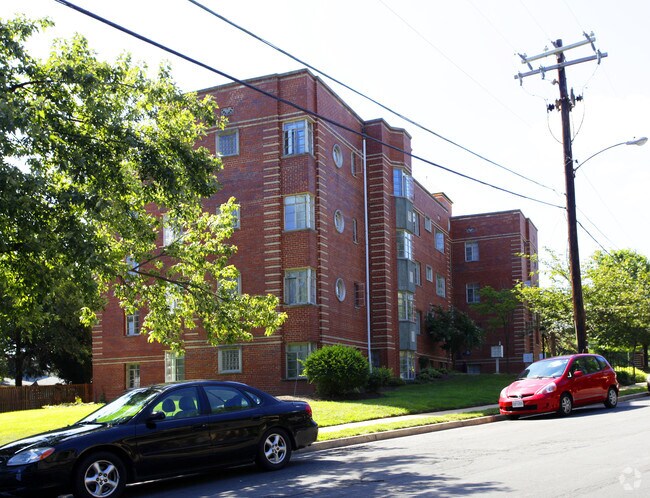 Calvert Manor Apartments For Rent in Arlington, VA