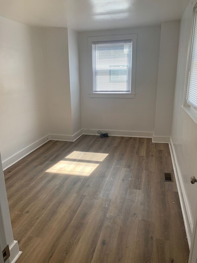 Building Photo - Luxury 2 Bedroom/1 Bathroom Remodel in Sou...