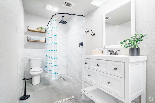 1 habitación, 1 baño, 704 pies cuadrados, baño - The Pointe at Babcock