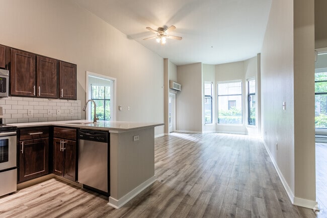 2BR, 2BA - 1,010 SF