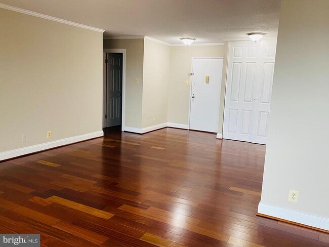 Building Photo - 205 Yoakum Pkwy Unit 1709