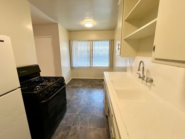 Photo - 944 Tiverton Avenue