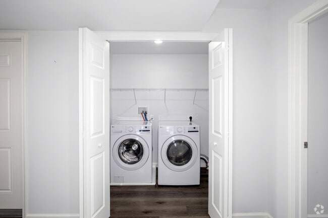 2BR, 1BA - 982SF - In-unit Laundry - City Views Apartments