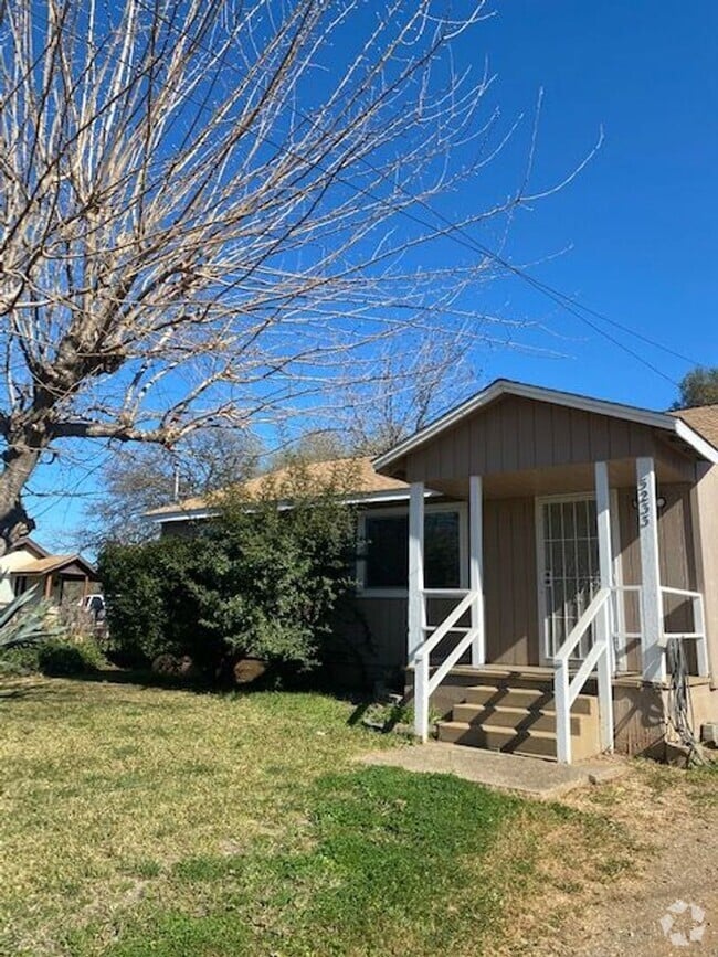 Building Photo - 5233 Wyandotte Ave Rental