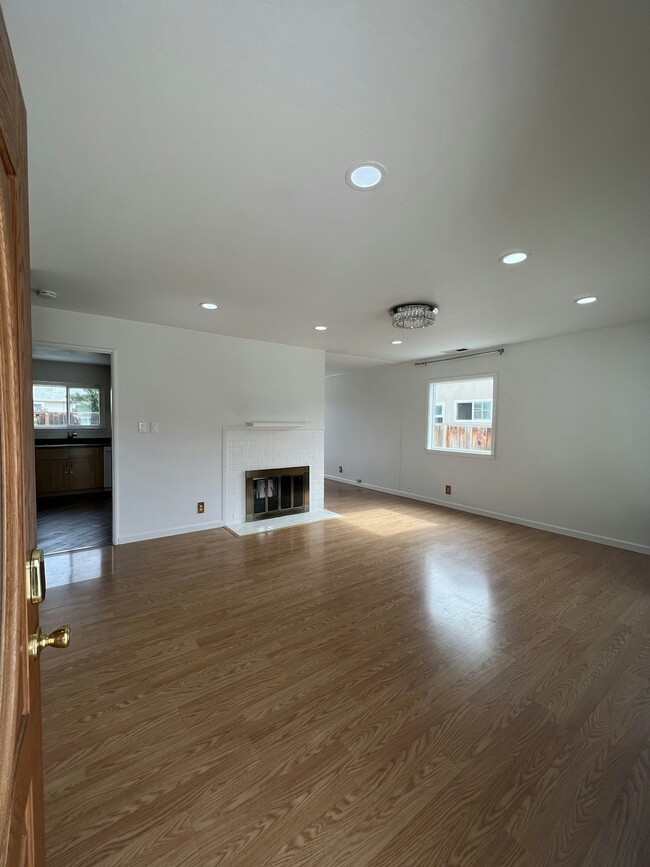 Photo - 40458 Landon Ave