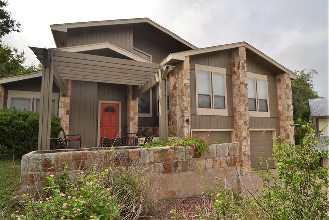 Photo - Large 3/2 in Great Hills w/ Treetop Views