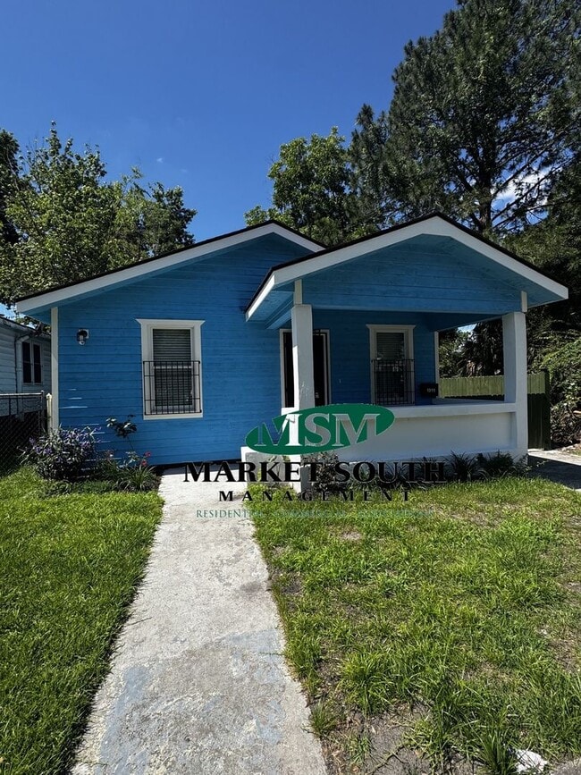 Building Photo - STUNNING COTTAGE IN SAVANNAH!