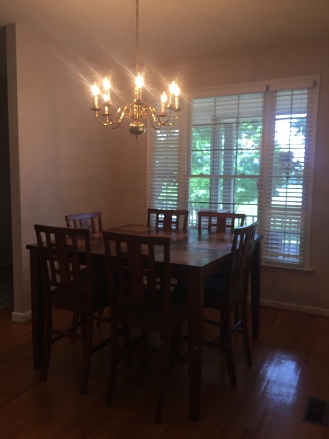 Photo - 3 Bedroom house in walking distance to Lake Robinson!