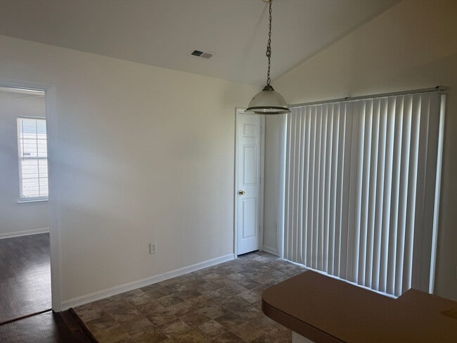 Photo - Lovely Three Bedroom Home In The Summerville Neighborhood!